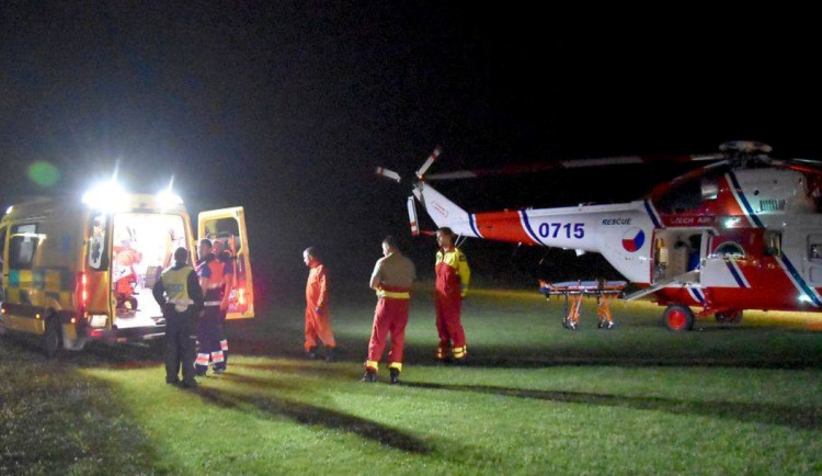 Myslivec ve tmě vystřelil na domnělou zvěř, trefil hledače pokladů s detektorem