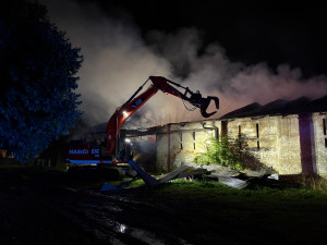 V Kravařích v noci hořel seník. Hasiči požár likvidovali několik hodin