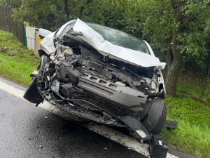 Při nehodě dvou aut u Českého Těšína se zranilo pět lidí, dva museli vyprostit hasiči