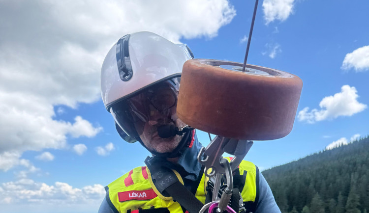 Píchnutí včelou, nehoda motorky i zraněný turista. Letečtí záchranáři měli napilno