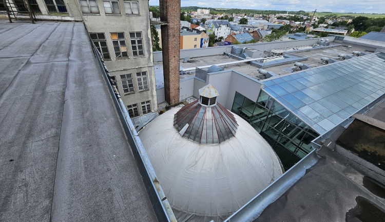 Kopule opavské Bredy je v ohrožení. Rekonstrukci komplikuje popraskaný komín