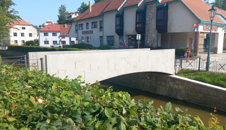 FOTO: Nová lávka v Brtnici spojuje dva břehy i generace. Lidé luštili její šifru