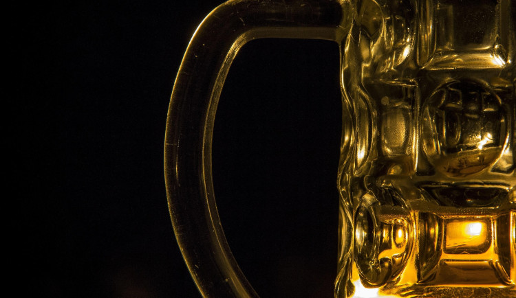 Senior napomenul chuligány v šalině, jeden ho praštil a druhý po něm hodil pivo