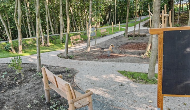 V Hošťálkovicích otevřeli první lesní hřiště s přírodními prvky.