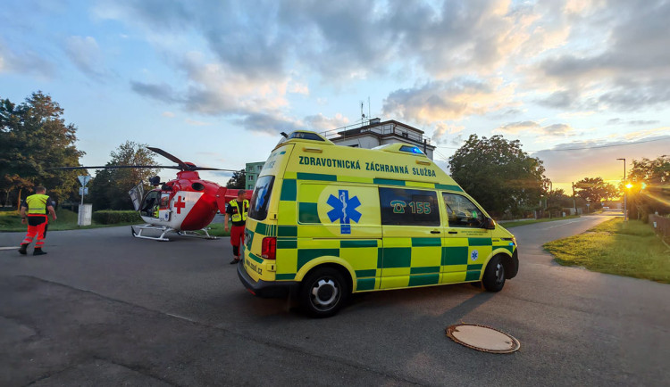 Záchranná akce v Litovli. Staršího muže vytáhli z řeky policisté, je ve velmi vážném stavu