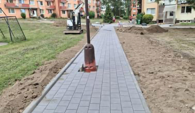 Lampy uprostřed chodníku rozladily část Šumperanů. Dočasná a bezpečnější varianta, objasnilo město