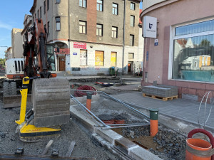 FOTO: Stavební práce na ulici Přemyslovců se chýlí ke konci, přišel čas zeleně