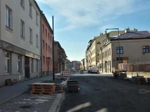 FOTO: Stavební práce na ulici Přemyslovců se chýlí ke konci, přišel čas zeleně