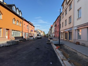 FOTO: Stavební práce na ulici Přemyslovců se chýlí ke konci, přišel čas zeleně