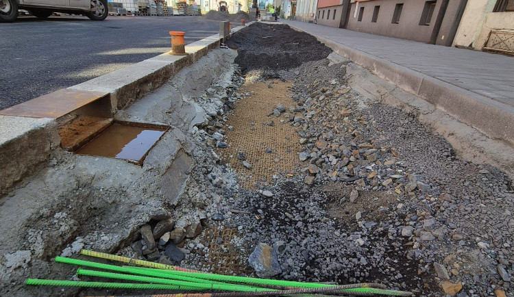 FOTO: Stavební práce na ulici Přemyslovců se chýlí ke konci, přišel čas zeleně