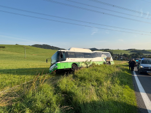Autobus sjel ze silnice kvůli indispozici řidiče, cestující vyvázli bez zranění