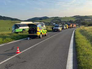 Autobus sjel ze silnice kvůli indispozici řidiče, cestující vyvázli bez zranění