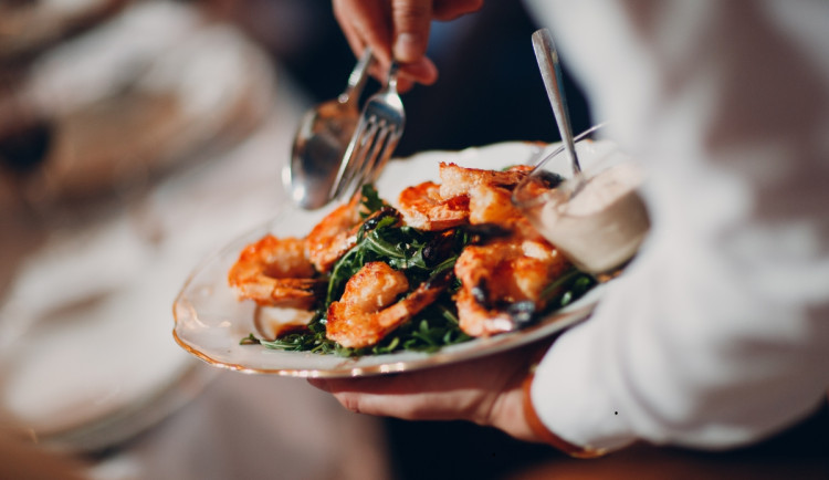 Svíčková, tatarák a větrník: průzkum ukázal nejoblíbenější jídla Čechů