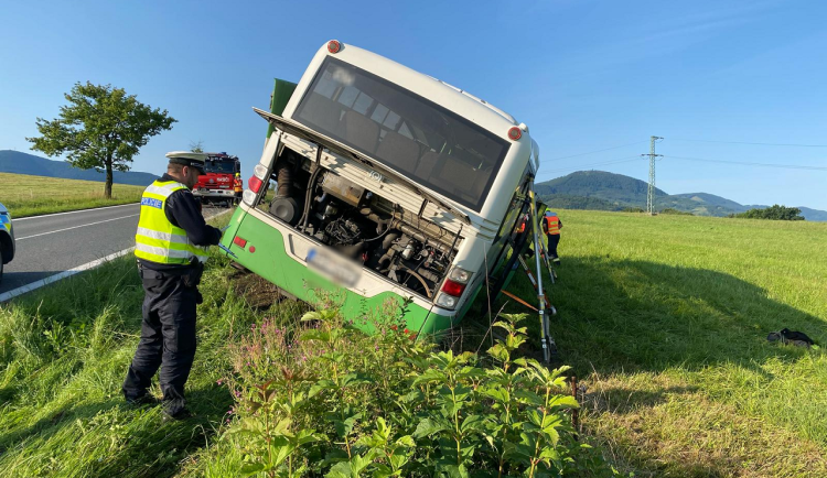 Autobus sjel ze silnice kvůli indispozici řidiče, cestující vyvázli bez zranění.