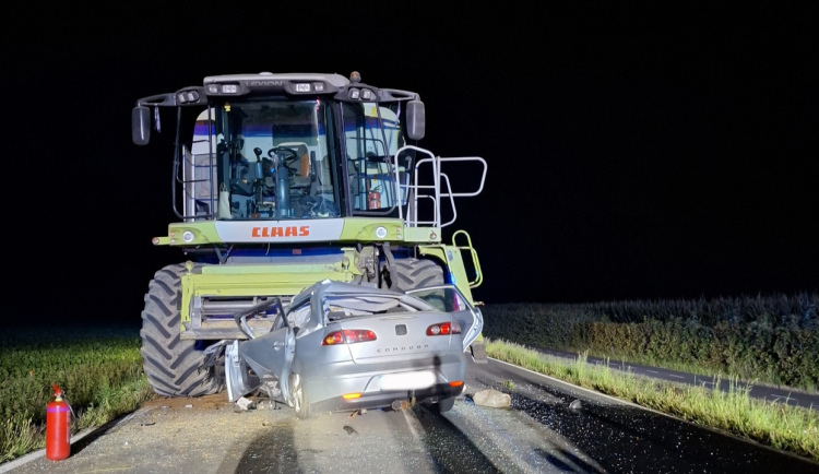 Tragická srážka s kombajnem. Čtyřiapadesátiletý řidič přejel u Dolní Libiny do protisměru