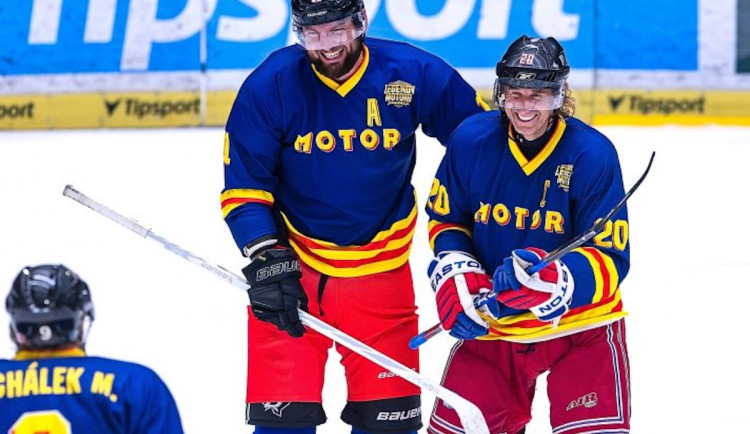 Exhibiční zápas bavil, více branek nastřílely Legendy Motoru