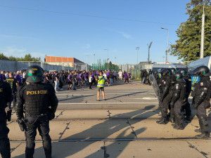 Po fotbalovém zápasu mezi Baníkem a Austrií Vídeň byl zraněn rakouský fanoušek