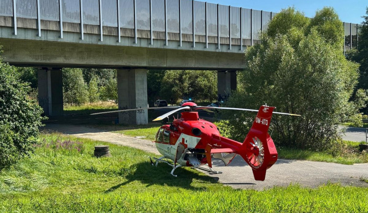 Dělník se na opravované D1 u Bravantic zřítil z dvacetimetrové výšky. Vážně se zranil