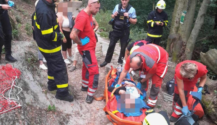 Špatné šlápnutí a pád. Žena se na Bezdězu zřítila ze čtyřicetimetrového srázu