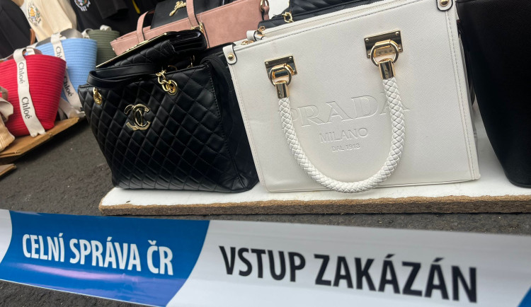 Celníci si při velké razii došlápli na trhovce. Zabavili tisíce padělků luxusního značkového zboží