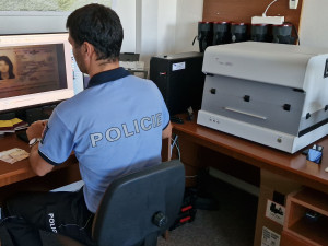 VIDEO: Dva cizinci se bez obav prokazovali falešnými doklady. Byli vyhoštěni