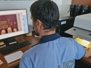 VIDEO: Dva cizinci se bez obav prokazovali falešnými doklady. Byli vyhoštěni