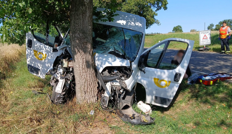 Slunce ji prý oslepilo. Mladá řidička dodávky narazila čelně do stromu a skončila v nemocnici