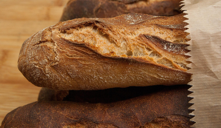 Bageta, brambůrky a pivo. Pochutiny dovedly strážníky z Brna k hledaným hříšníkům