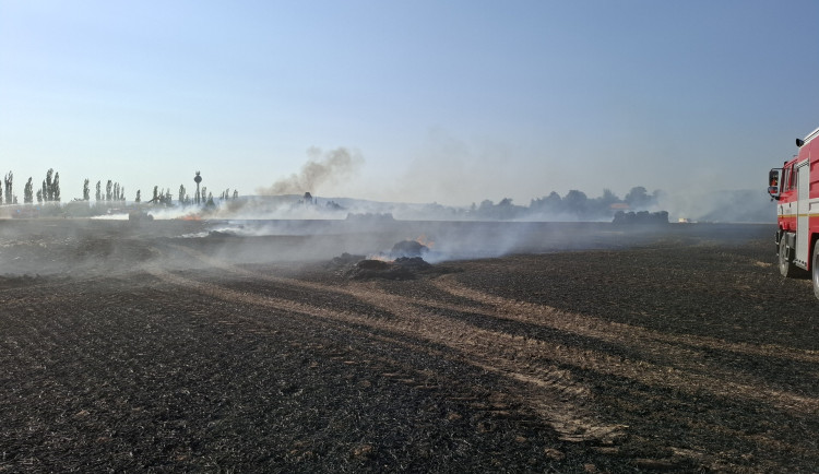 Padesát balíků slámy v plamenech. Hasiči likvidovali požár pole a zemědělského stroje u Dlouhé Loučky