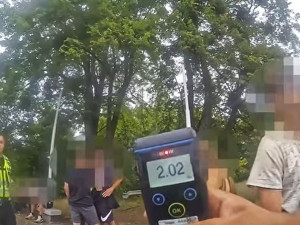 Sedm mladistvých v parku popíjelo alkohol. Šestnáctiletá dívka nadýchala 2,02 promile