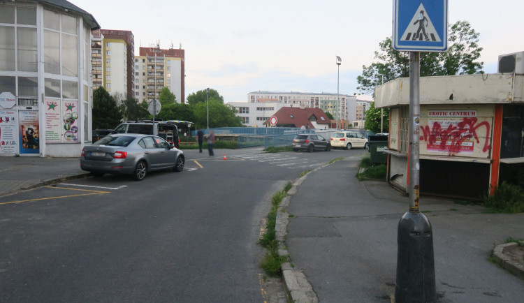 Policie hledá svědky nehody cyklistky a elektrokoloběžky v Opavě.