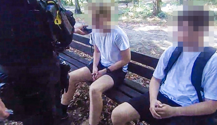 Teenageři to na hřišti přehnali s vínem, před strážníky drmolili výmluvy o jídle