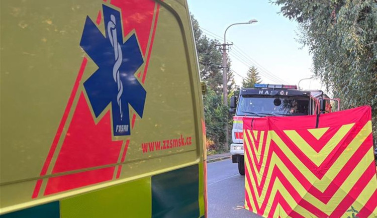 Motorkář dostal smyk a zabil se o dopravní značku, oživovat se ho snažili svědci