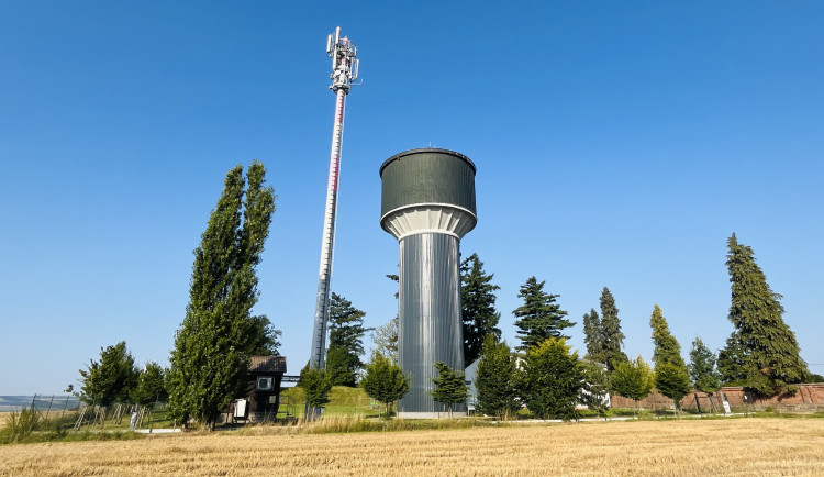 Věžový vodojem v Opavě po kompletní opravě září do dálky novotou