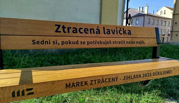 FOTO: Ztracená lavička může udělat z Jakubského náměstí v Jihlavě oázu klidu