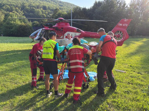 Muž si po pádu z koloběžky vážně poranil hlavu. Do Beskyd pro něj letěl vrtulník