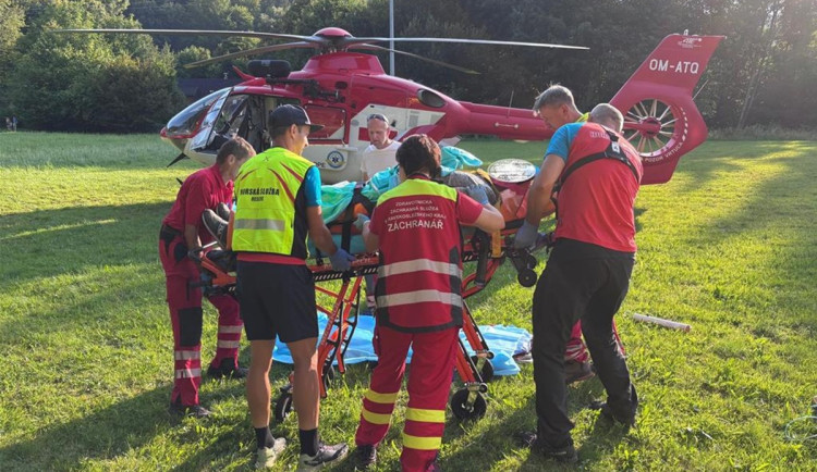 Muž si po pádu z koloběžky vážně poranil hlavu. Do Beskyd pro něj letěl vrtulník