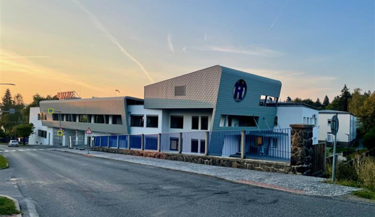 V novoměstské nemocnici začnou opravovat chodníky, souvisí s tím omezení