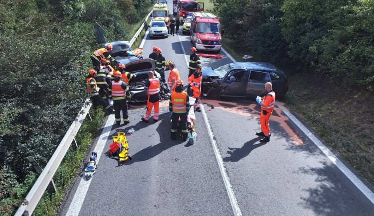 Na Blanensku se v neděli srazila dvě auta. Při nehodě se zranilo také dítě