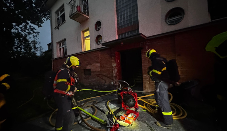 V noci hořel byt v Ostravě, hasiči ze zakouřených prostor zachránili tři osoby. Foto: Se svolením HZS Moravskoslezského kraje