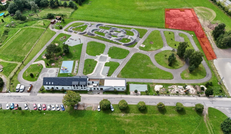 Nové parkoviště u dopravního hřiště v Náchodě: Ocenění i kritika