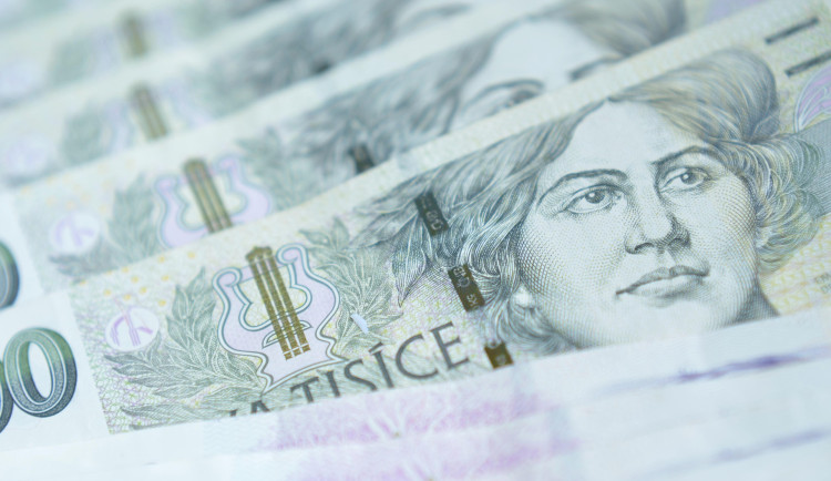 Hledá se majitel bankovek, který peníze zapomněl ve výdejní přihrádce bankomatu