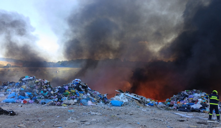 Obyvatele polekal hustý černý dým, vidět byl na kilometry daleko