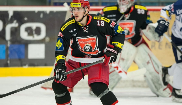 Hradecký Pláněk se na led vrátí po faulu na Sedláka dřív, než si myslel