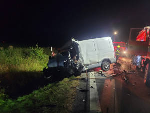 Na Bruntálsku zemřel řidič dodávky. Při předjíždění se střetl s kamionem