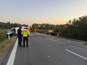 Na Bruntálsku zemřel řidič dodávky. Při předjíždění se střetl s kamionem