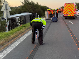 Na Bruntálsku zemřel řidič dodávky. Při předjíždění se střetl s kamionem