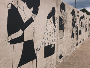 Bruntál je o něco veselejší, mural art zdobí autobusovou zastávku i fasádu domu