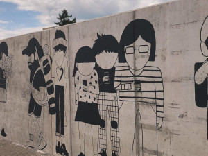 Bruntál je o něco veselejší, mural art zdobí autobusovou zastávku i fasádu domu