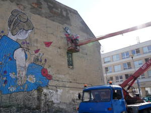 Bruntál je o něco veselejší, mural art zdobí autobusovou zastávku i fasádu domu